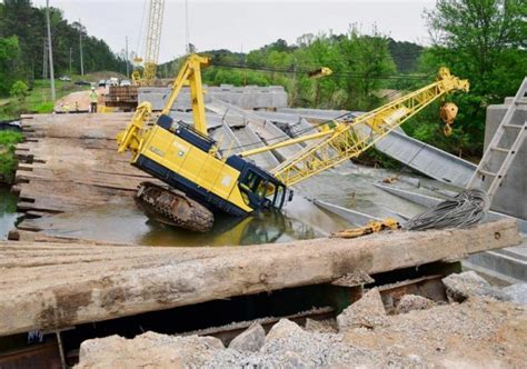 Bridge gives way under the crane | Cranepedia | Crawler crane, Crane, Bridge job