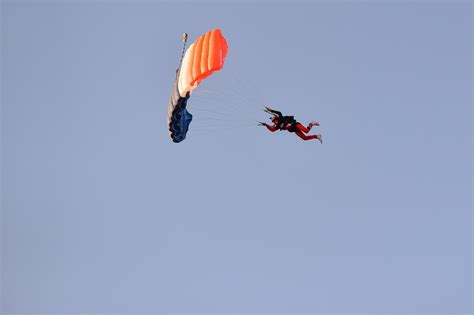 Woman Survives 5,000 Feet Fall As Parachute and Backup Fail During ...