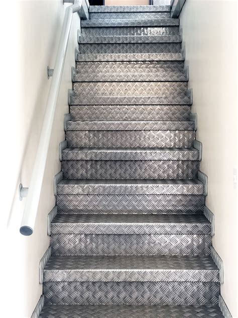 Checker plate stairs, anti-slip properties, durable and cheap (FROM US 😉). Order online ...