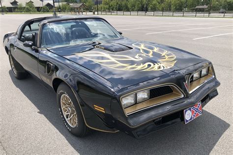 Burt Reynolds' 1978 Pontiac Firebird Trans Am 'Bandit' sold | Man of Many