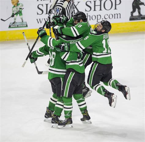 North Dakota clips rival Minnesota before rowdy hockey crowd | Las ...