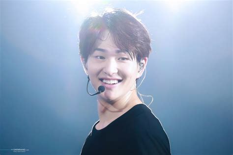 Onew reportedly suffered an injury during SHINee concert in Japan — Koreaboo