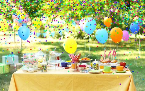 Birthday Table Colorful Balloons Yard Stock Photo by ©belchonock 126650600