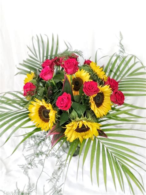 Striking Sunflower & red rose bouquet – buy online or call 01253 342451