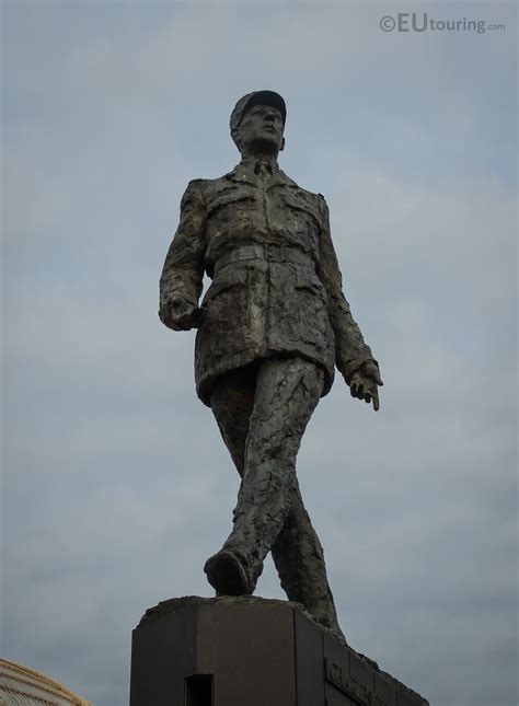 Photos of Charles de Gaulle statue at Place Clemenceau Paris - Page 349