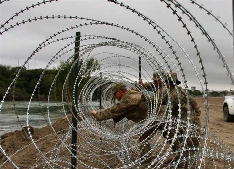 2018-11-19 - US Army unfurls miles of fencing along border with Mexico ...