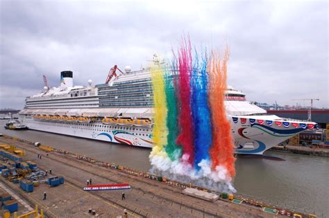 “Adora Magic City”, the first large cruise ship built-in-China has finally been launched - 上海外高桥 ...