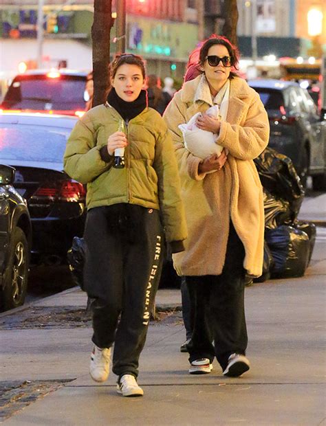 Katie Holmes & Suri Cruise Rock Coats For Dinner In NYC – Hollywood Life