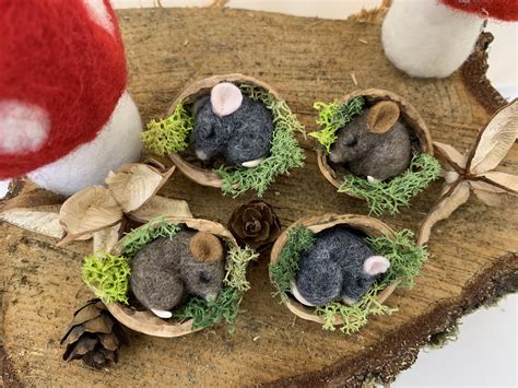 Needle felted. Wool felt | Basteln weihnachten walnuss, Maus basteln, Süße maus