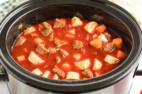 Slow Cooker Hungarian Goulash & Noodles - Amanda's Cookin' - Slow Cooker