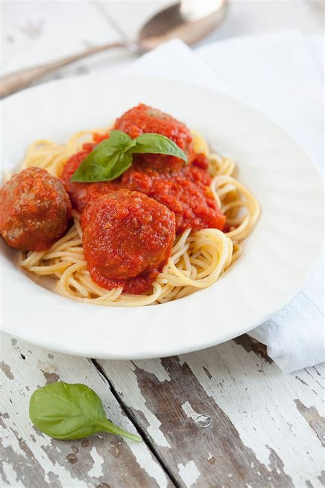 Spaghetti with mozzarella-stuffed meatballs | Ohmydish