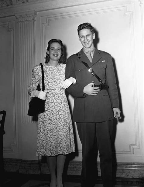 Mary Pinchot and Cord Meyer on their wedding day, 1945 : r/OldSchoolCool