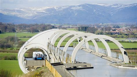 Boat passengers stuck on Falkirk Wheel - BBC News