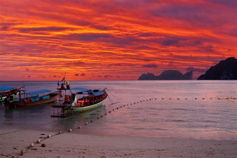 2560x1440 wallpaper | Footprints, Beach, Sunset, Sand, Boats, sunset, sea | Peakpx