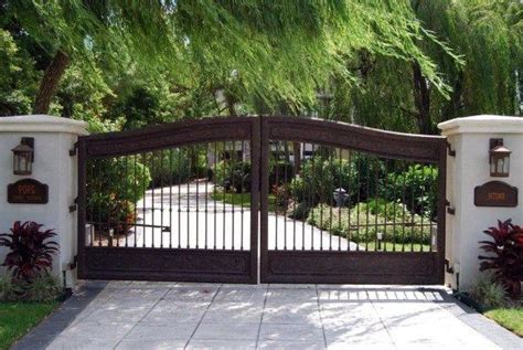 Secure and Stylish Gate Ideas for Your Driveway | Farm gate entrance, House gate design, Front ...