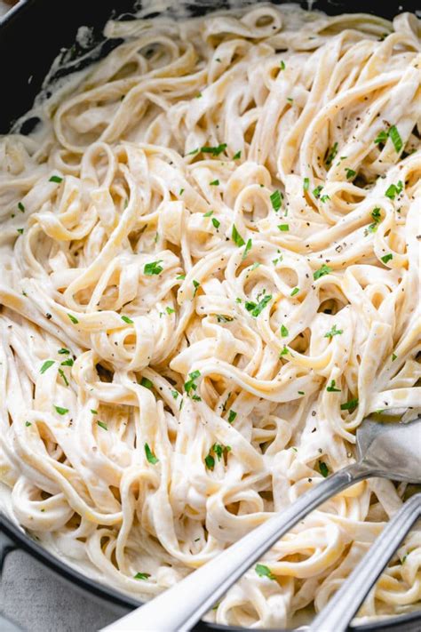 Vegan Alfredo Sauce (Creamy & Delicious!) - The Simple Veganista