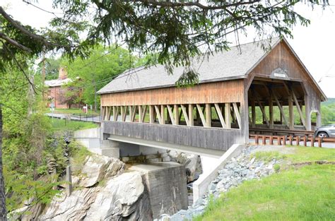 Quechee covered bridge in Canada with water below 22422393 Stock Photo ...