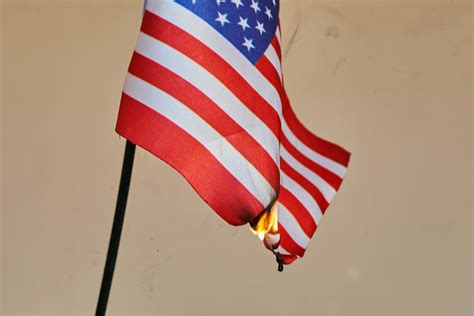A burning US national flag - Creative Commons Bilder