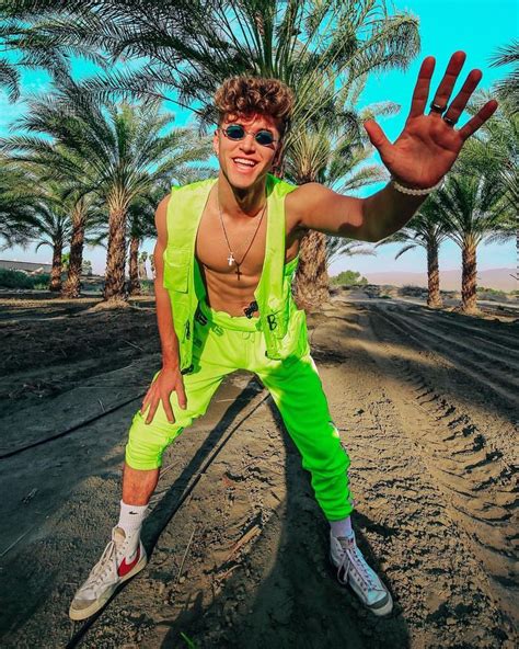 HigH fiVE! Coachella was TOO LITTY 🌵🤙🏽🔥🌴🦋🎡💸 | Guy rave outfits, Rave ...