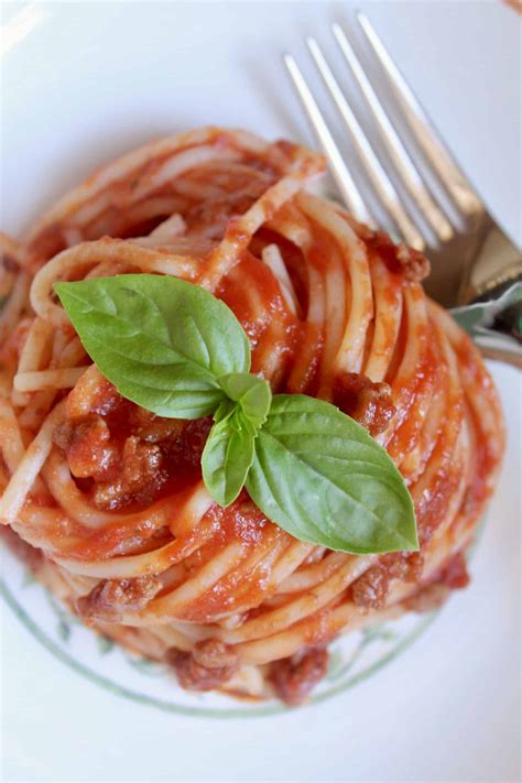 Spaghetti Sauce (Easy Italian Recipe with 6 Ingredients) - Christina's ...