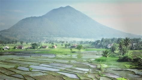 SEJARAH POPULER: Gambar kenampakan alam daratan dan perairan di Indonesia