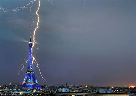 Eiffel Tower and Statue of liberty among world landmarks struck by lightning | Daily Mail Online