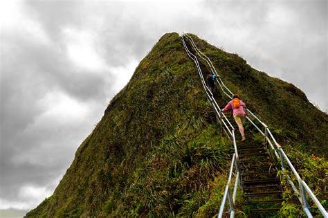 How to Climb the Stairway to Heaven / Haiku Stairs, Hawaii