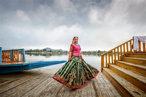 Gorgeous Kashmiri Wedding With Stunning Bride & Groom Outfits! | WedMeGood