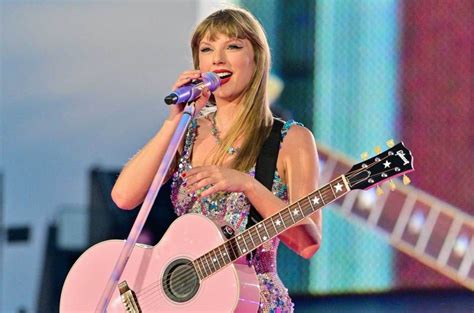 Taylor Swift’s Eras Tour: Sweetest Friendship Bracelet Moments – Billboard