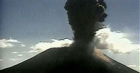 El Salvador volcano's eruption caught on camera