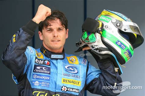 Ganador de la pole Giancarlo Fisichella celebra at GP de Malasia - F1 Fotos