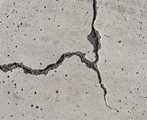 Dynamic Cracks vs. Static Cracks: Effects and Repair Techniques - The Constructor