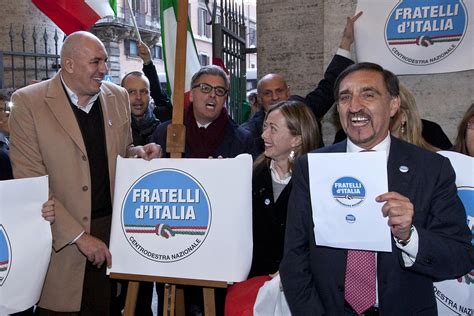 Fratelli d'Italia: ad Ascoli spunta il manifesto con il teschio ...