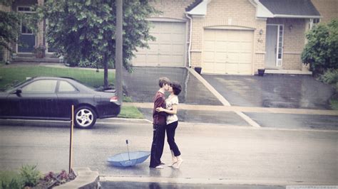 Standard - Romantic Couple Playing In Rain (#850872) - HD Wallpaper ...