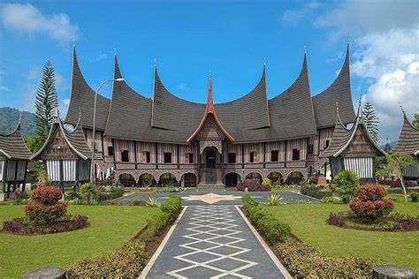 Mengenal Ragam Rumah Adat Minangkabau dan Fakta Uniknya