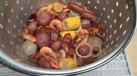 Louisiana Shrimp Boil. - YouTube