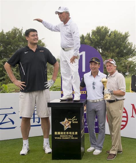 Photo of Yao Ming making golf legend Gary Player look like a small child puts Yao Ming's size in ...