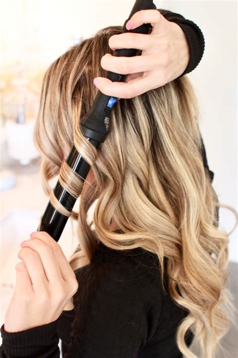 how-to-curl-your-hair-with-a-wand-tutorial | Curls and Cashmere