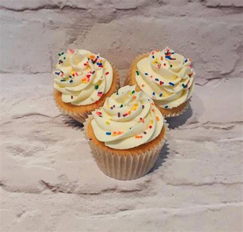 Vanilla cupcakes with rainbow sprinkles | Vanilla cupcakes, Rainbow sprinkles, Desserts