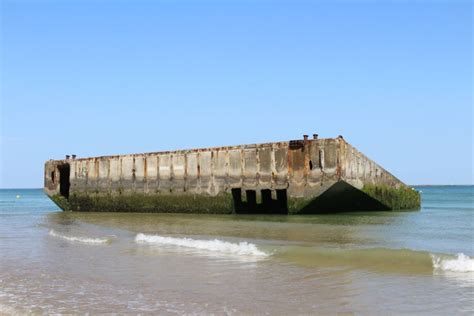 Remains Mulberry Harbour - Arromanches-les-Bains - TracesOfWar.com