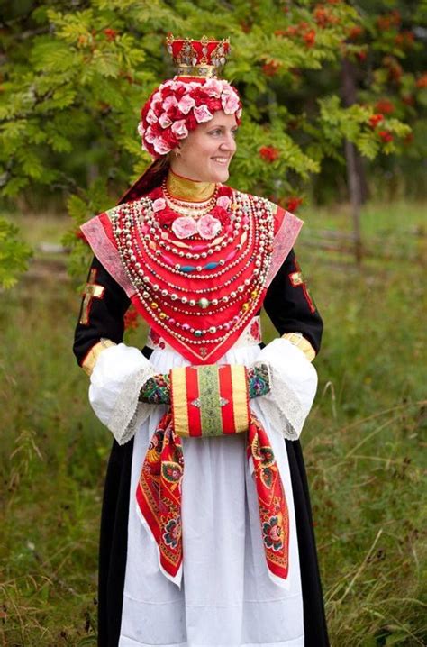 Swedish headdress. I like the jewelled bib too! | Costumes around the world, Folklore fashion ...