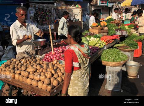 India, Maharashtra, Mumbai, Colaba, market, food, people Stock Photo: 43543056 - Alamy