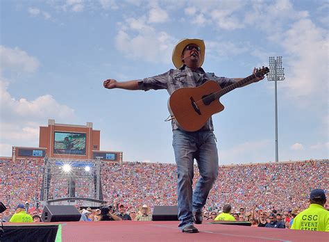 Garth Brooks Live From Las Vegas Next Month [VIDEO]