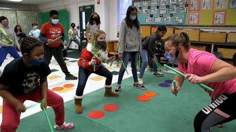 Rockledge Elementary School students rock a workout in music class - YouTube