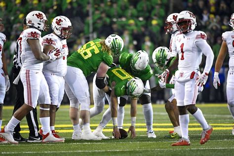 Bo Nix toughs out right foot injury to lead Oregon past Utah, Ducks 1 ...