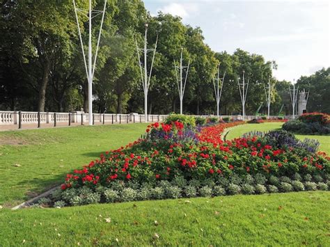 Premium Photo | Victoria memorial garden in London