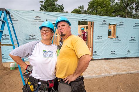 Garth Brooks and Trisha Yearwood on how Habitat for Humanity strengthens their marriage - CBS News