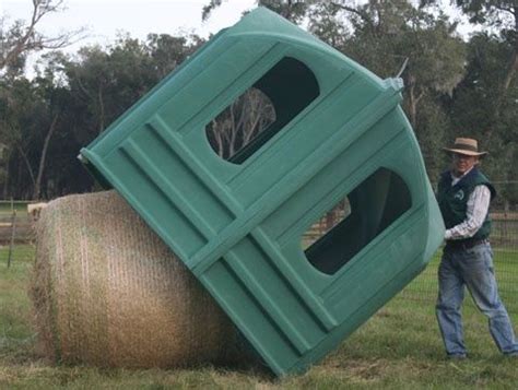 Garder son foin au sec | Hay feeder for horses, Hay feeder, Horse hay