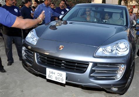 Akshay Kumar Driving His Porsche Cayenne ~ Celebrity Cars - India