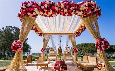 mandap decor | Wedding stage decorations, Indian wedding decorations ...